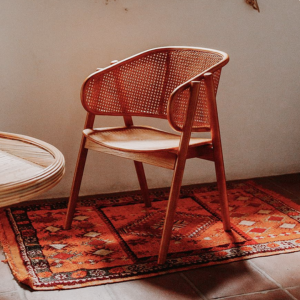 sillón de madera de teca y esterilla