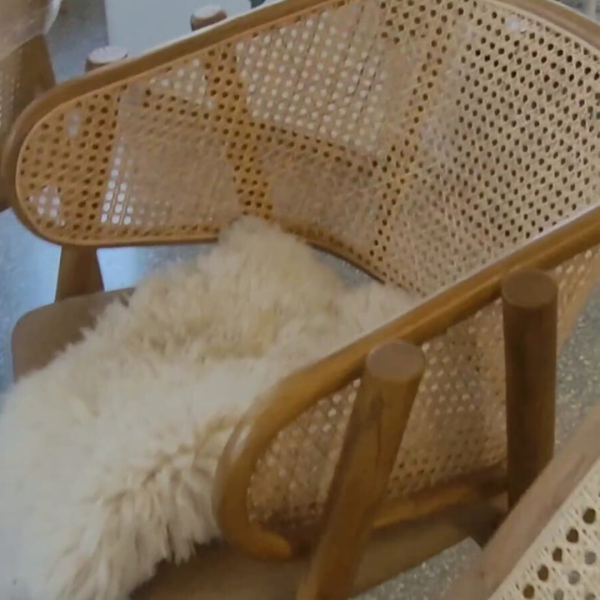 sillón de madera de teca y esterilla