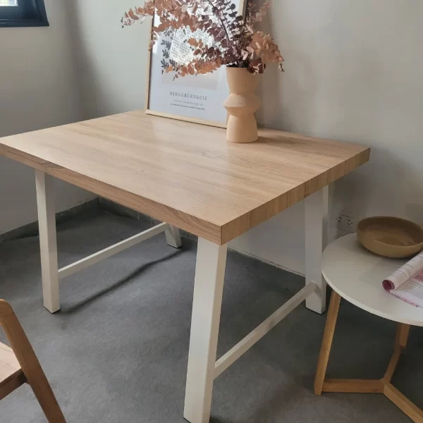 mesa de madera y hierro cozy