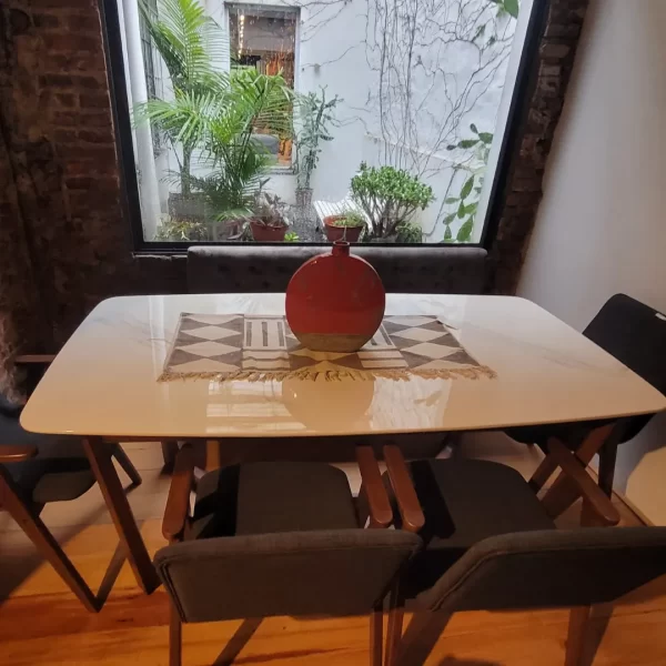 silla y mesa Astor de madera y marmol