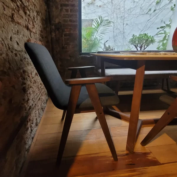 silla y mesa Astor de madera y marmol