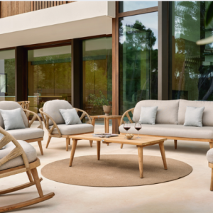 set de sillones de living de madera de teca en tonos beige y cuerda en la terraza de una mansión