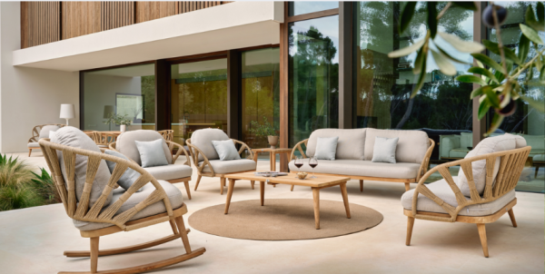 set de sillones de living de madera de teca en tonos beige y cuerda en la terraza de una mansión