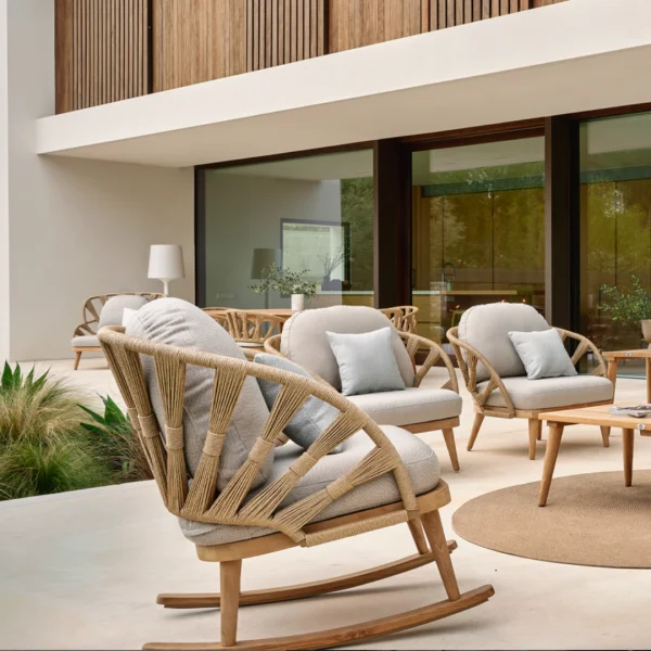 set de sillones de living de madera de teca en tonos beige y cuerda en la terraza de una mansión