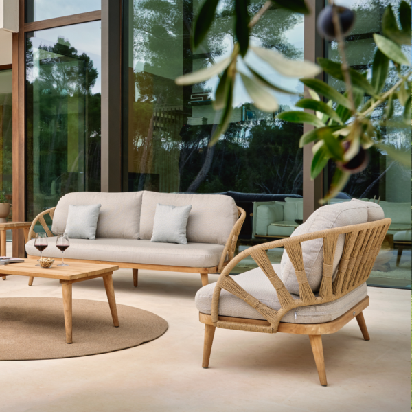 set de sillones de living de madera de teca en tonos beige y cuerda en la terraza de una mansión