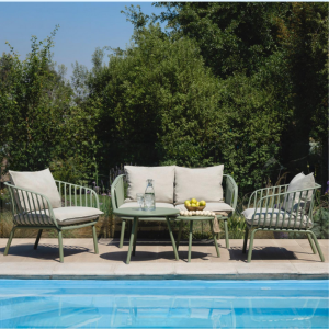 Conjunto de muebles de exterior PROVENCE con sillones de metal y PVC, almohadones impermeables y dos mesas redondas, junto a una piscina.