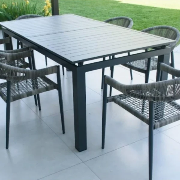 Conjunto de muebles de exterior GONESSE compuestouna mesa de aluminio extensible y 8 sillas de aluminio y cuerda en una galería