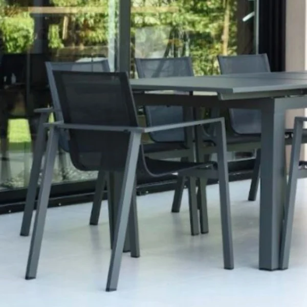 Conjunto de muebles de exterior GONESSE compuestouna mesa de aluminio extensible y 8 sillas de alminio y textileno en una galería