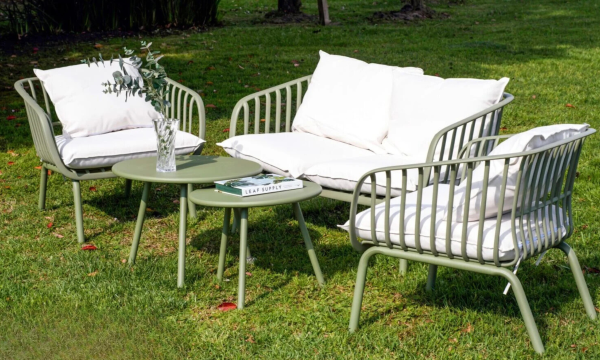 Conjunto de muebles de exterior PROVENCE con sillones de metal y PVC, almohadones impermeables y dos mesas redondas, en un jardín.