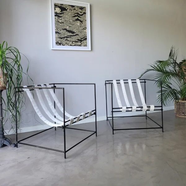 sillón de hierro con diseño cuadrado