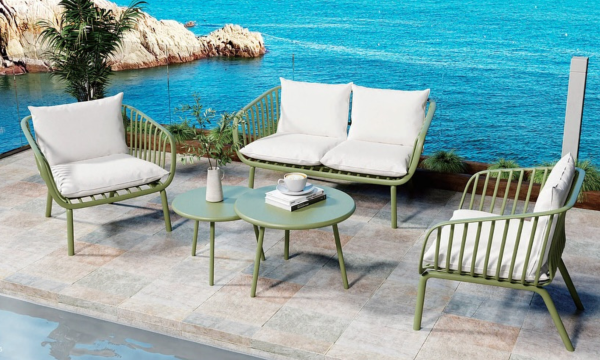 Conjunto de muebles de exterior PROVENCE con sillones de metal y PVC, almohadones impermeables y dos mesas redondas, junto a una piscina.