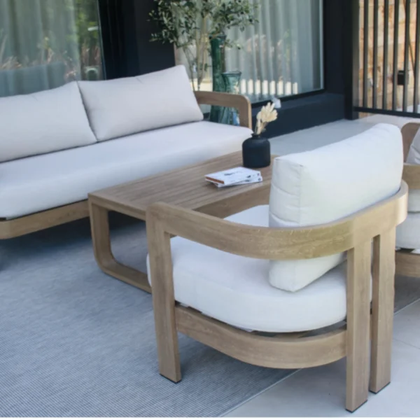 Set de muebles para exteriores en aluminio simil madera con sillones indivduales, de dos cuerpos y mesa de café rectangular, diseño moderno en color beige.