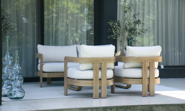 Set de muebles para exteriores en aluminio simil madera con sillones indivduales, de dos cuerpos y mesa de café rectangular, diseño moderno en color beige.