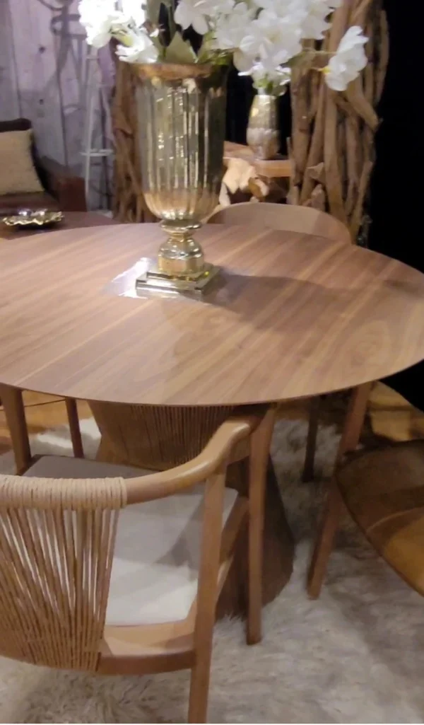 conjunto de mesa y sillas de madera y cuerda