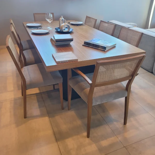 conjunto de sillas y mesa rectangular de madera