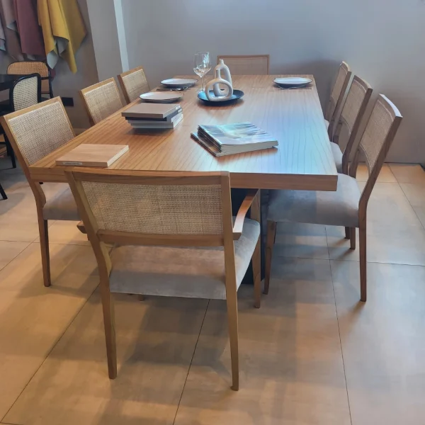 conjunto de sillas y mesa rectangular de madera