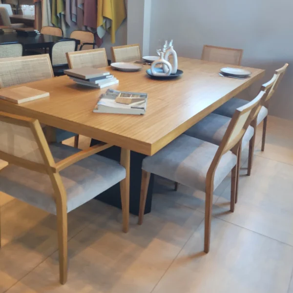 conjunto de sillas y mesa rectangular de madera