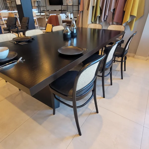 conjunto de sillas Thonet y mesa rectangular de madera