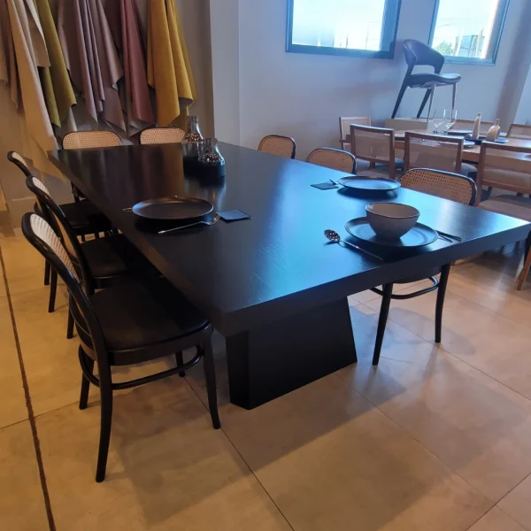 conjunto de sillas Thonet y mesa rectangular de madera