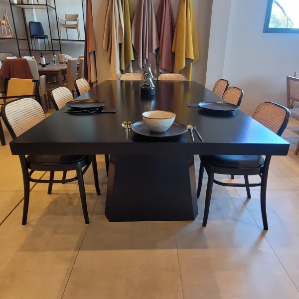 conjunto de sillas Thonet y mesa rectangular de madera