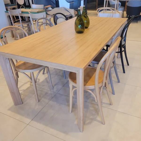 mesa de madera de cedro blanco