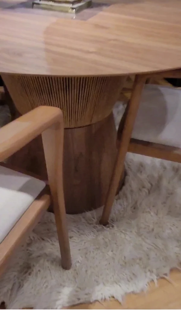 conjunto de mesa y sillas de madera y cuerda