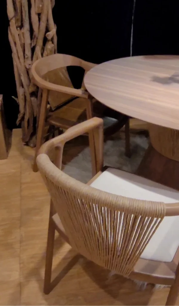 conjunto de mesa y sillas de madera y cuerda