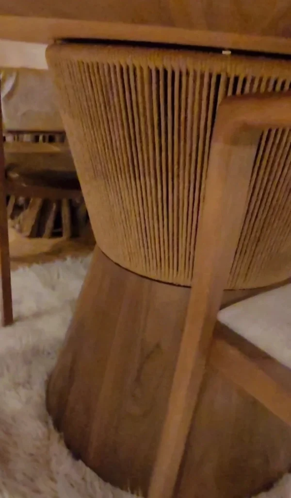 mesa de madera y cuerda