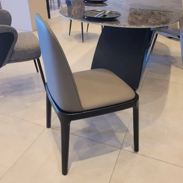 Silla de cuero gris y madera negra