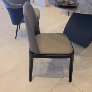 Silla de cuero gris y madera negra