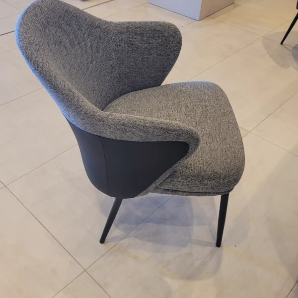 sillón de mesa de tela y cuero gris