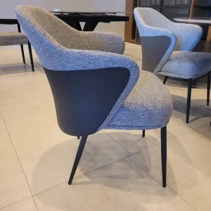 sillón de mesa de tela y cuero gris