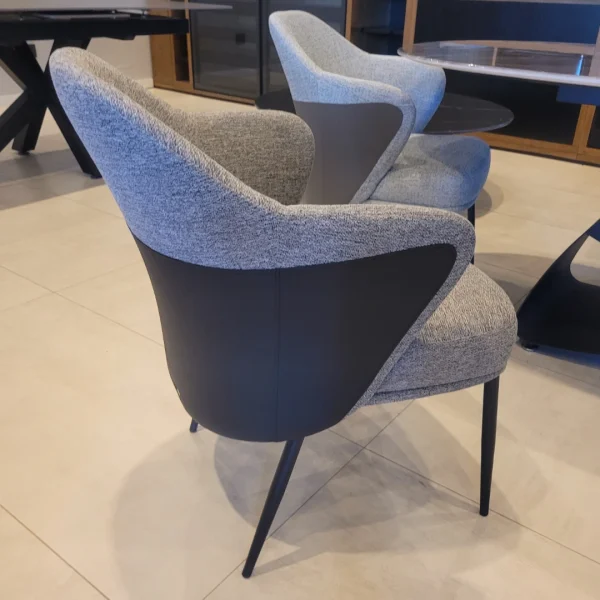 sillón de mesa de tela y cuero gris