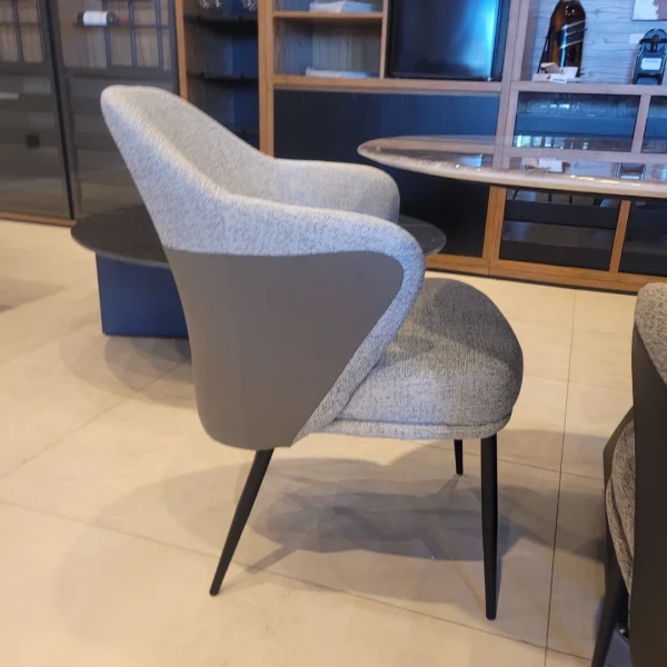 sillón de mesa de tela y cuero gris