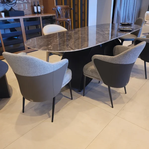 sillón de mesa de tela y cuero gris