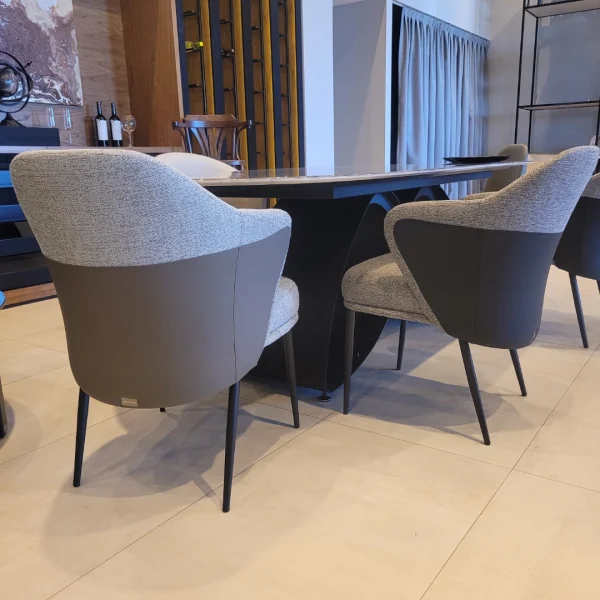 sillón de mesa de tela y cuero gris