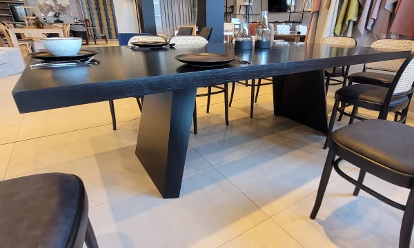 conjunto de sillas Thonet y mesa rectangular de madera