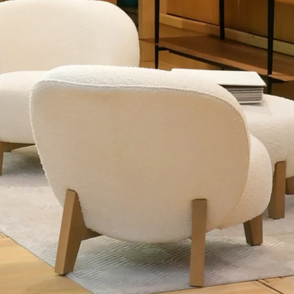 poltrona de madera de tahuari y asiento de algodón y viscosa