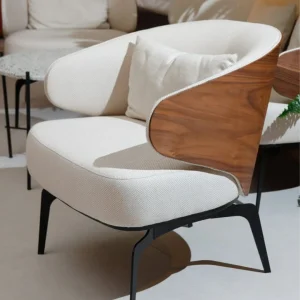 Sillón con respaldo curvo de madera y asiento de espuma