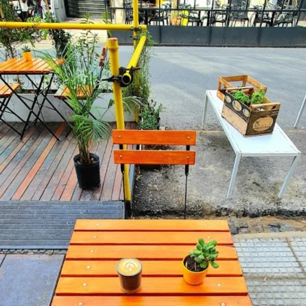 mesa y silla de madera y hierro apto exterior