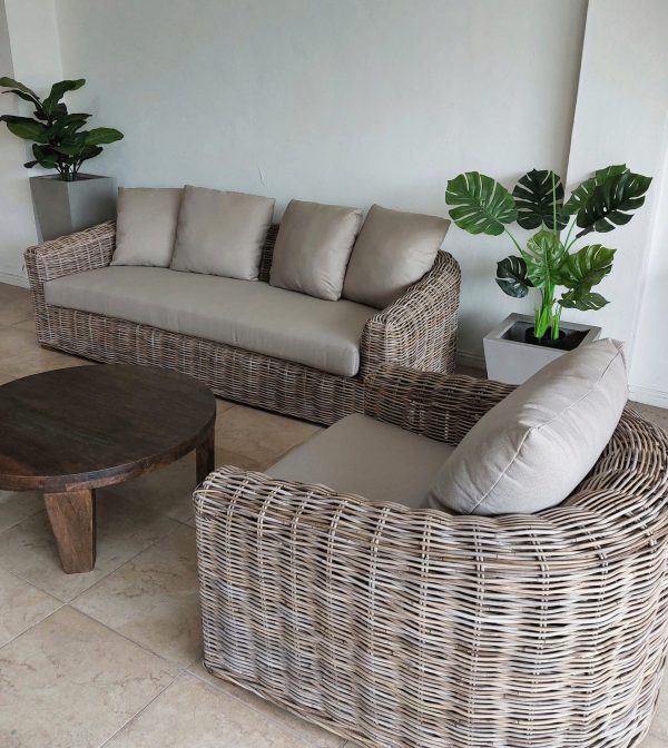conjunto de sofá y sillones de ratán natural