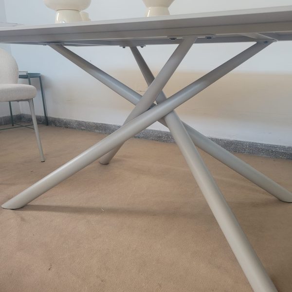 mesa de porcelanato y metal