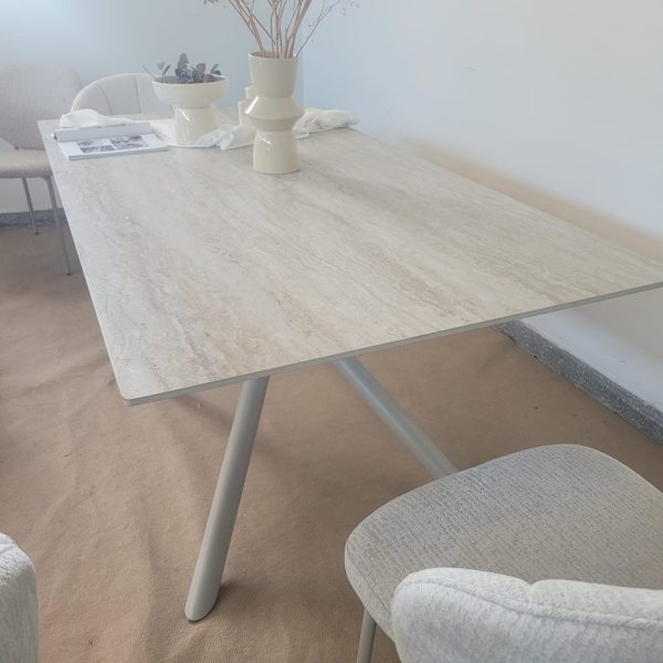 mesa de porcelanato y metal