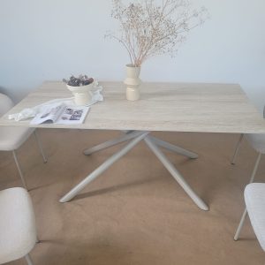 mesa de porcelanato y metal