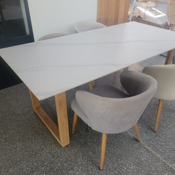 mesa de neolith simil mármol y metal Upsala