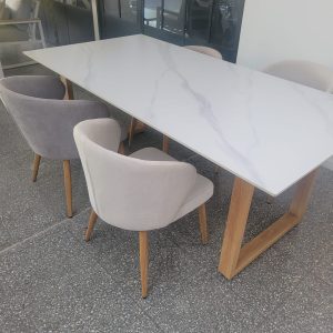 mesa de neolith simil mármol y metal Upsala