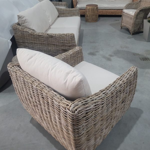 conjunto de sofá y sillones de ratán natural