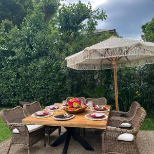 mesa de teca y patas de aluminio y sillones de ratán
