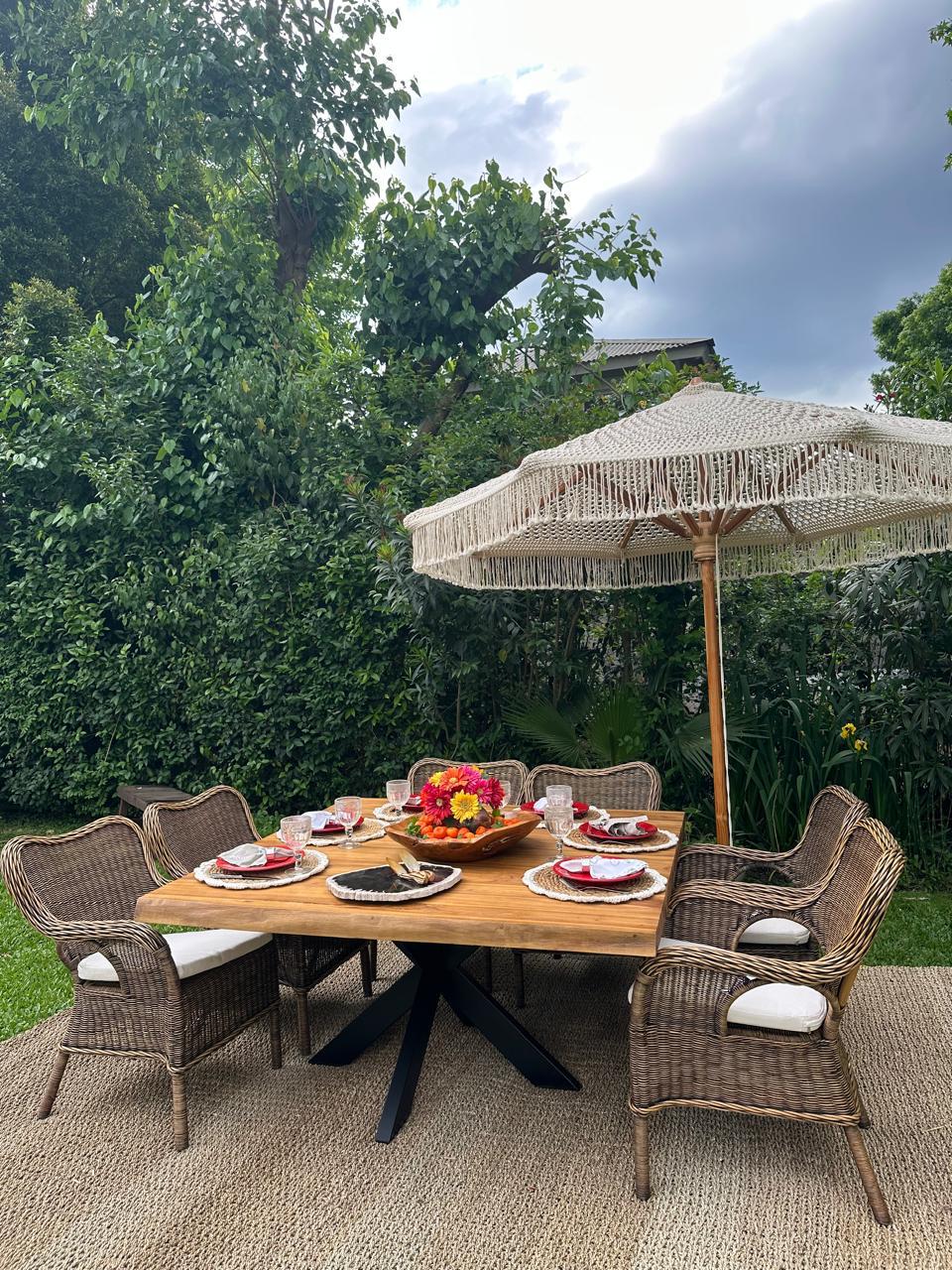 mesa de teca y patas de aluminio y sillones de ratán