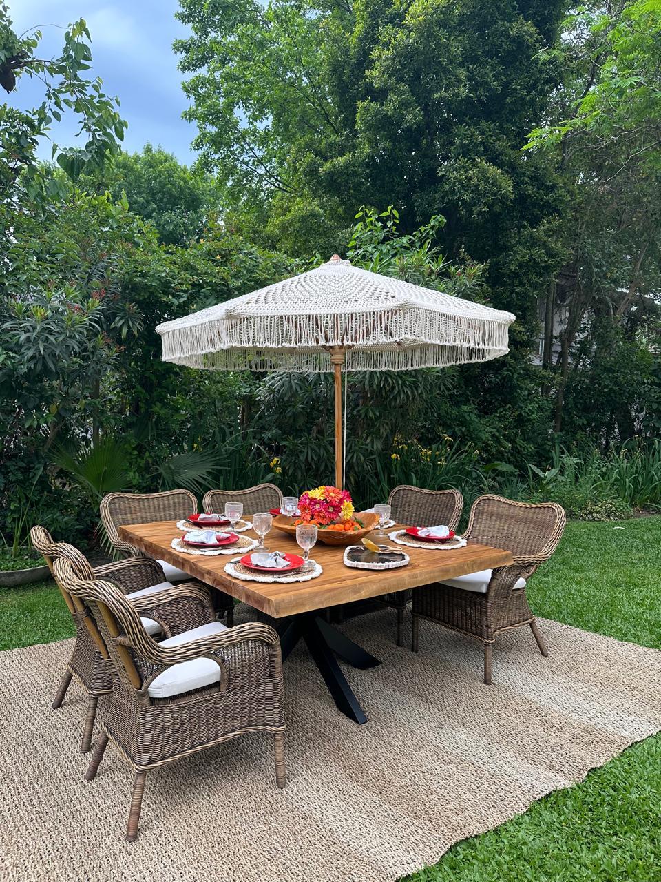 mesa de teca y patas de aluminio y sillones de ratán